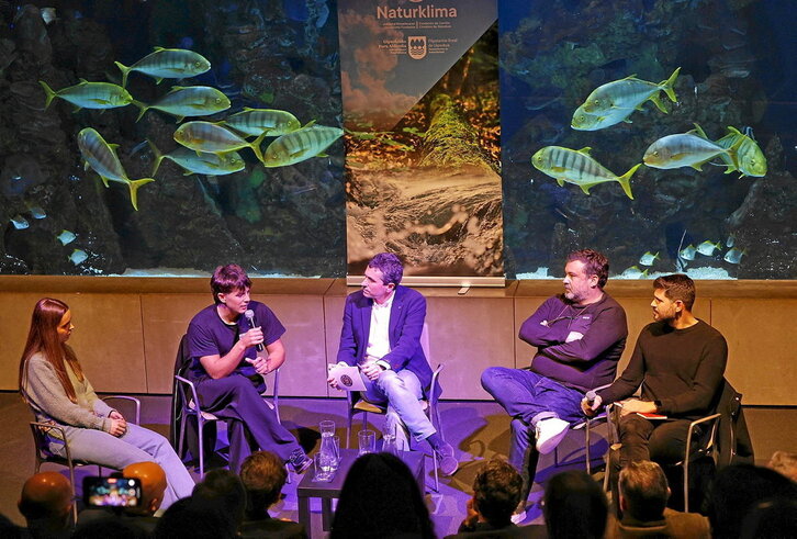 Aquariumeko auditoriumean egin zen mahai-inguruaren une bat. Ezkerretik eskuinera: Ana Grandio dietista, Pau Etxaniz piraguista, Xabi Perez kazetaria, Ander Gonzalez sukaldaria eta Ricardo Uriz saskibaloi jokalari ohia.