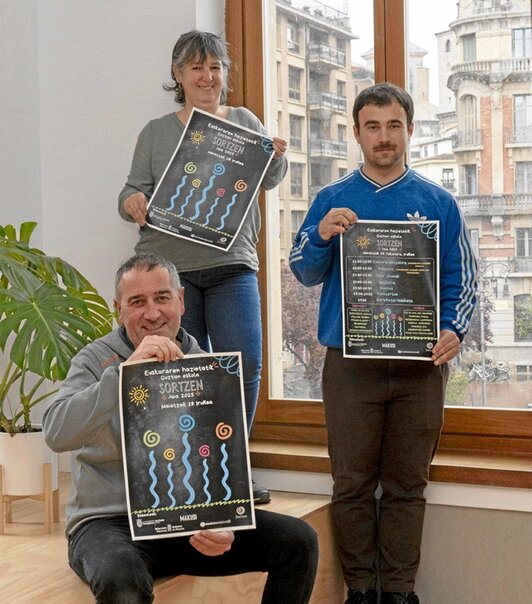 Sortzen Elkarteko kideak, jaia aurkezten, Iruñean.