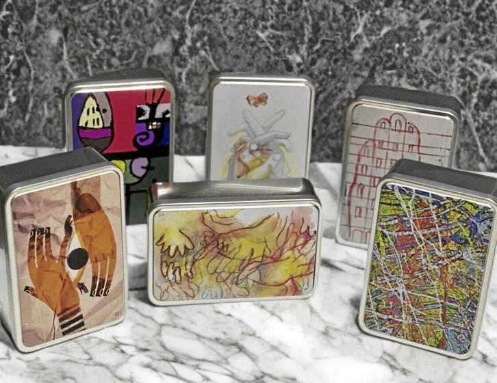 Euskal artistek Harrerarentzat prestaturiko kutxak.