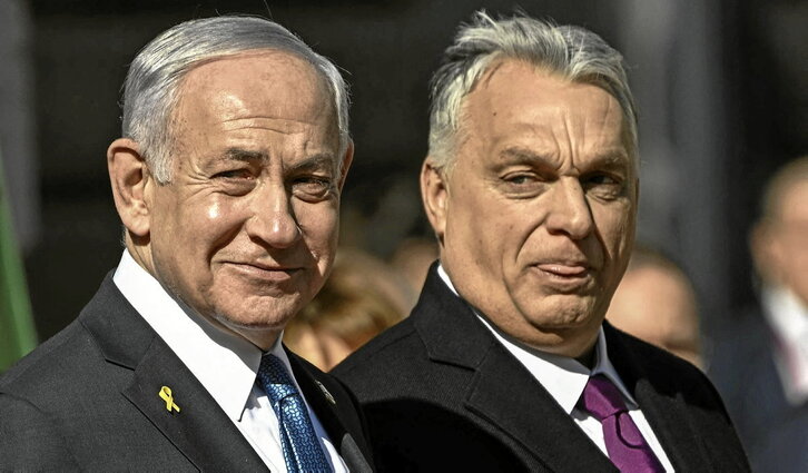 Benjamin Netanyahu y Viktor Orban pasan revista a una guardia de honor en Budapest.