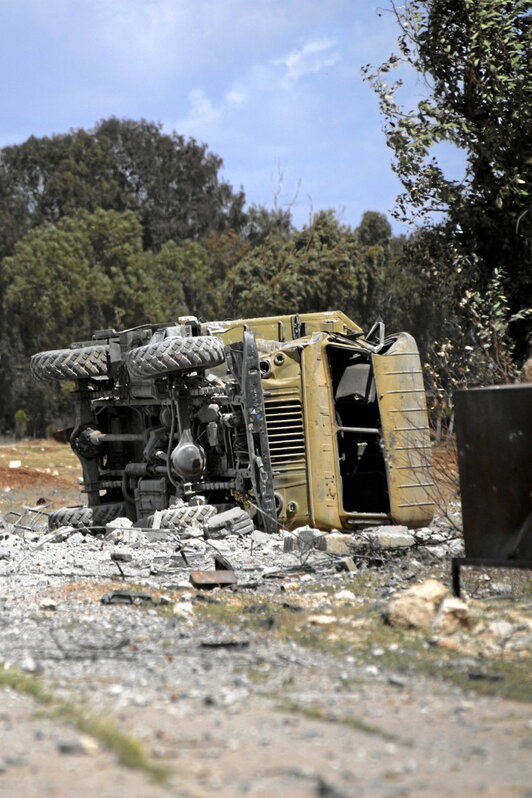Vehículos dañados por el ataque en Hama.