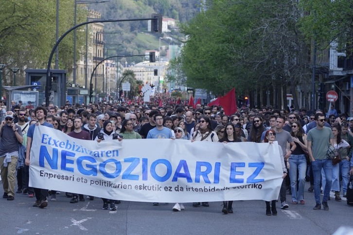 Etxebizitzaren negozioarekin amaitzea eskatu duen manifestazioa, Donostian.