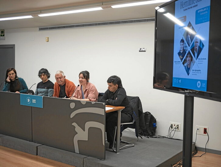 Gure Eskuk ostegunean Gasteizen egindako solasaldia.