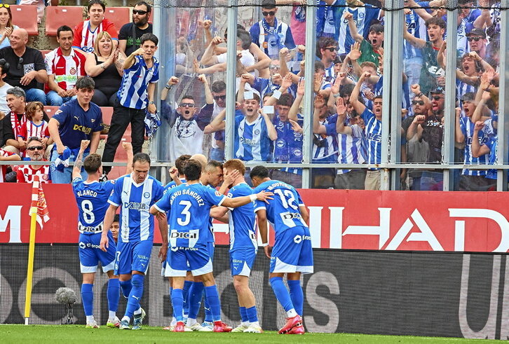 Los jugadores del Alavés celebran con los aficionados desplazados a Girona el 0-1 de Carlos Vicente.