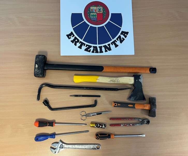 Material incautado a los detenidos por agentes de la Ertzaintza.
