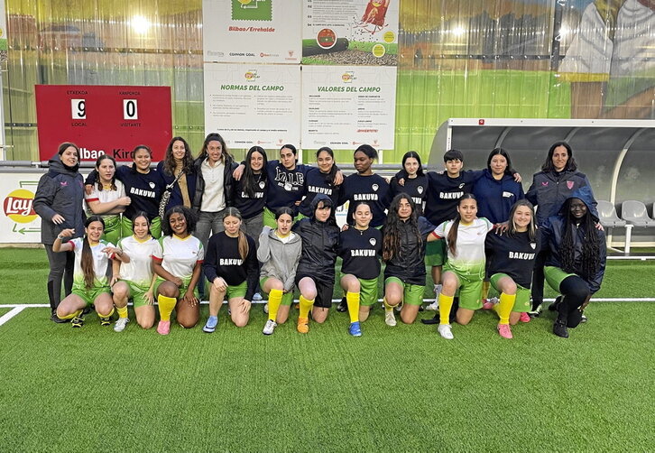 Muchas jóvenes participaron en las actividades organizadas en el campo del Polideportivo de Errekalde, donde nació el proyecto «Marca Terreno» de Fundación Athletic y Fundación Bakuva.