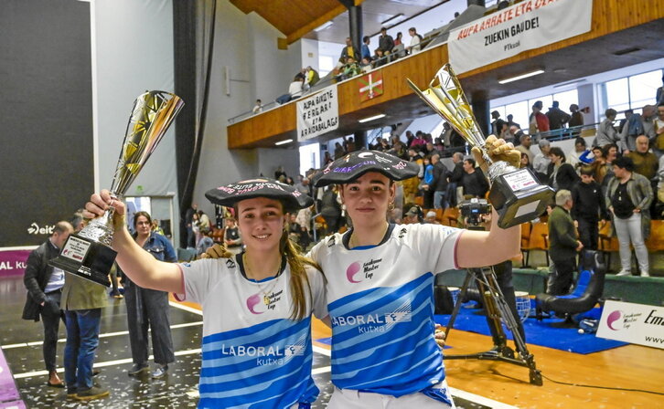 Mirian Arraiza eta Enara Gaminde, Binakako txapelketako irabazlearen txapelaz eta garaikurraz.