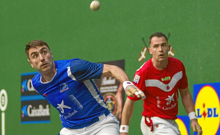 Peio Etxeberria, pilotari adi begira, Jaka atzean duela.