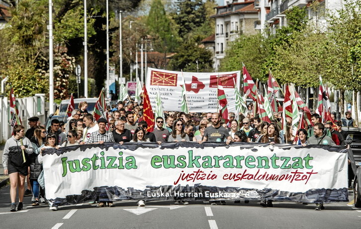 Ehunka pertsona bildu ziren atzo Baionan, euskararentzat eta euskaldunontzat justizia eske.