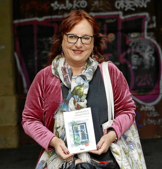 Miren Agur Meabe, «Amorante frantsesa» eskuetan duela.