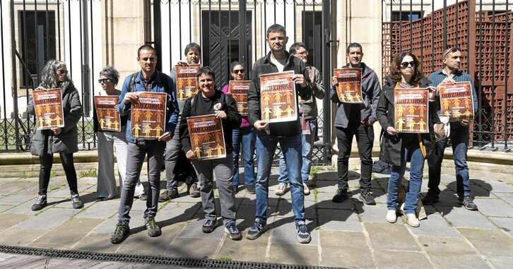 Representantes de LAB, ESK, Steilas, EHNE e HIRU, a las puertas del Parlamento de Gasteiz.
