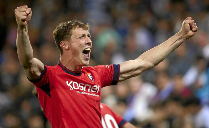 Herrando celebra eufórico el 0-1 tras marcar de cabeza en el segundo palo.