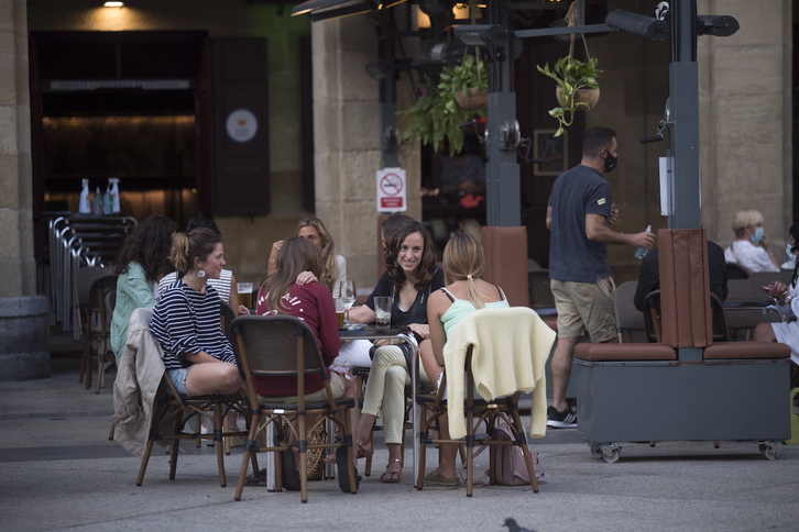 Un grupo de mujeres en una terraza del Boulevard de Donostia.