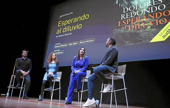Mar Abad y Dolores Redondo, de «azul Bilbao», en un Guggenheim lleno de fans.