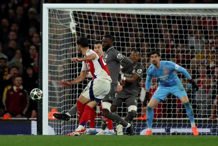 Con esta preciosa rosca ha anotado Mikel Merino el 3-0 definitivo.