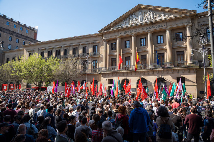 Concentración frente al Palacio, donde han confluido las dos columnas de funcionarios.