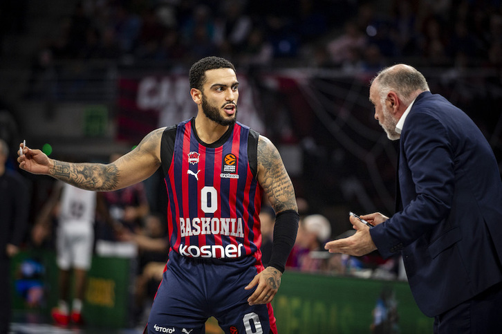 Markus Howard y Pablo Laso discuten en en un partido.