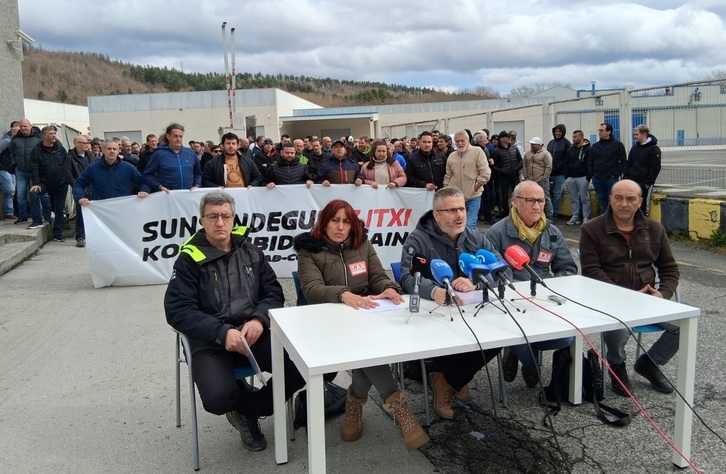 Langileak, Altsasuko lantegiaren aurrean pasa den ostiralean.