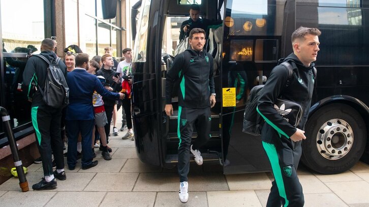 Agirrezabala, Vivian y Berenguer bajan del autobús en Glasgow.