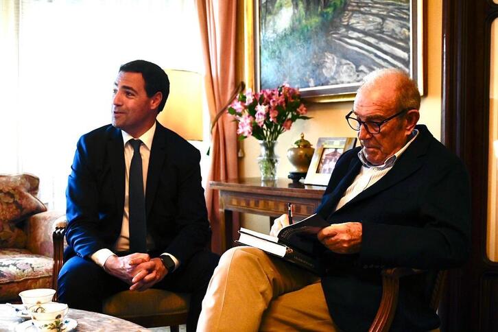 Imanol Pradales eta Carlos Garaikoetxea lehendakariak.
