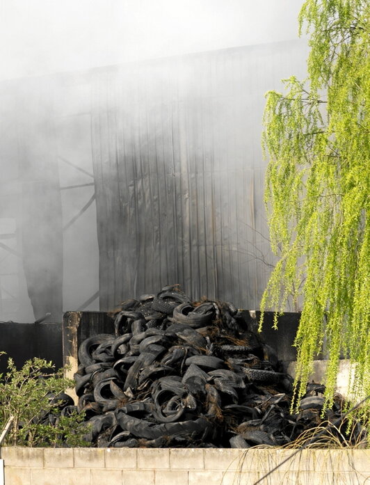 Neumáticos deformados por el incendio.