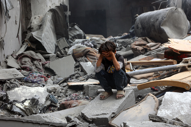 Haur bat, etxe baten hondakien artean.