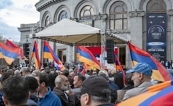 Miles de desplazados de Nagorno Karabaj en la plaza de la Libertad de Ereván, el 29 de marzo, pidiendo medidas urgentes para hacer frente a su situación.