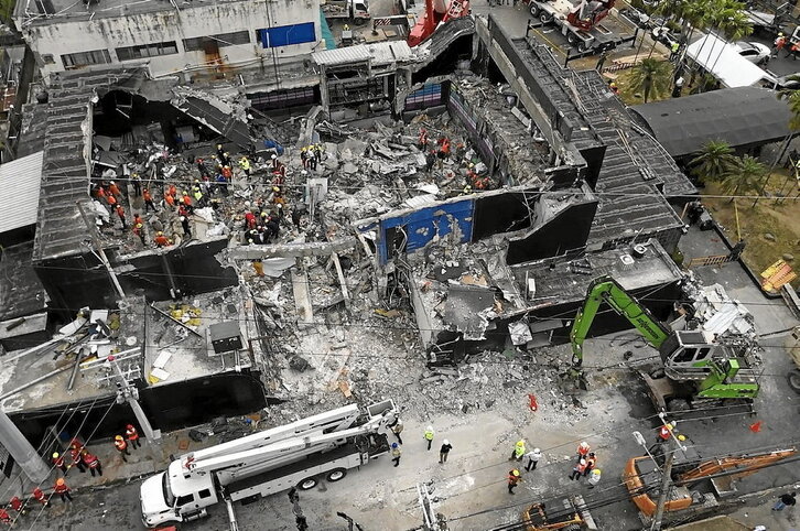 Los equipos de rescate trabajan en el lugar que ocupaba la discoteca cuyo techo colapsó.