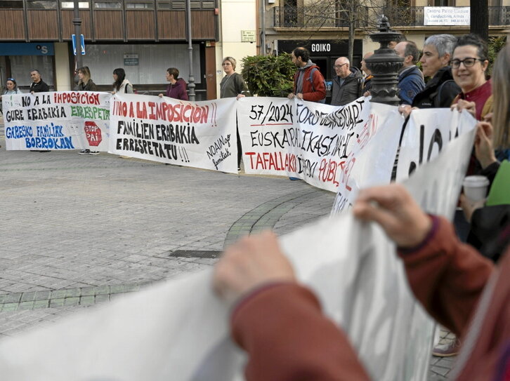 La concentración se llevó a cabo frente a la Cámara foral.