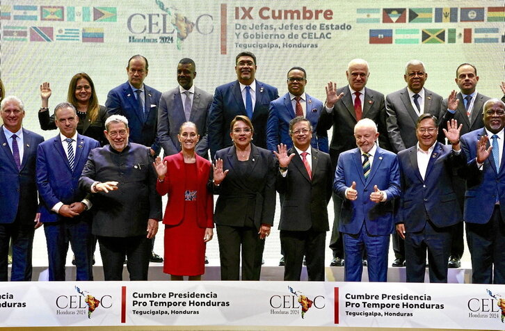 Parte de los líderes latinoamericanos y caribeños, posando para la fotografía de familia de la Celac en Tegucigalpa.