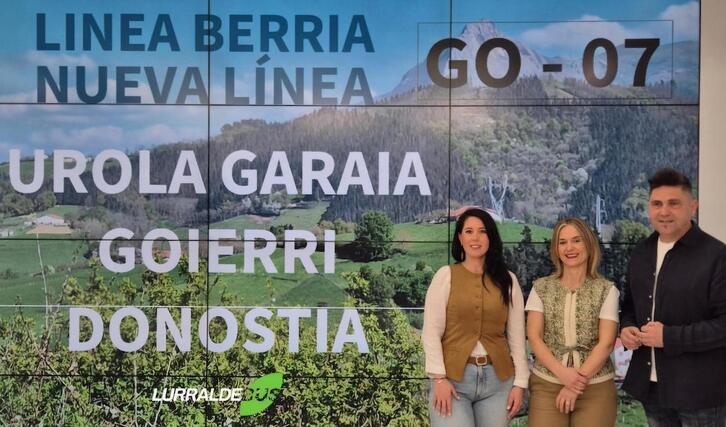 Representantes forales y municipales en la presentación de la nueva línea de autobús.