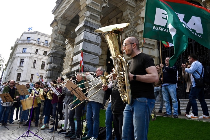 Los músicos de la BOS se han concentrado ante la Diputación de Bizkaia con sus instrumentos.