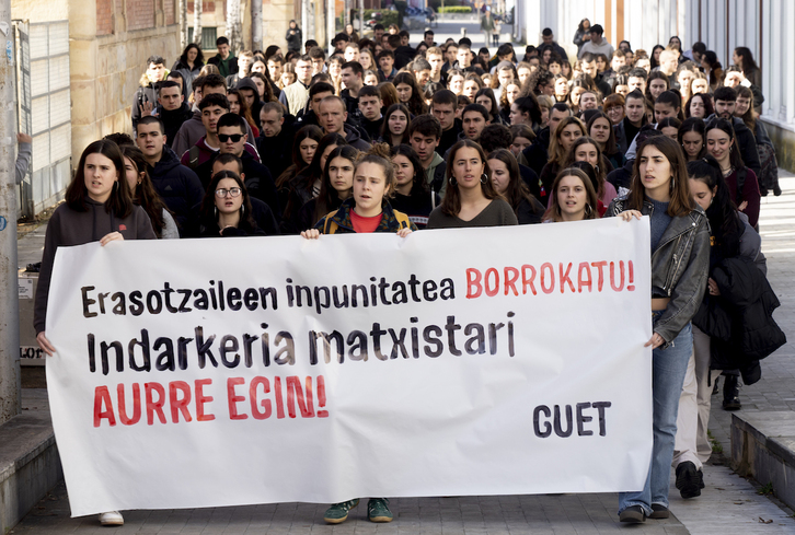 Concentración de alumnas y alumnos frente a la Facultad de Letras del Campus de Gasteiz, en una imagen de archivo..