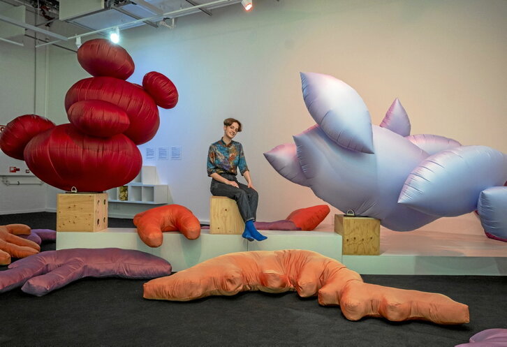 La artista catalana Anna Irina Russell en la muestra abierta en Tabakalera.