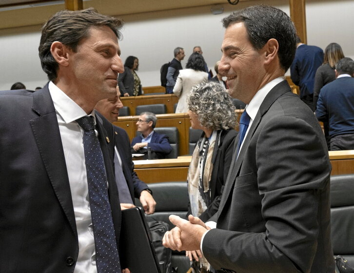 El consejero de Hacienda y el lehendakari, el día de la aprobación de los presupuestos.