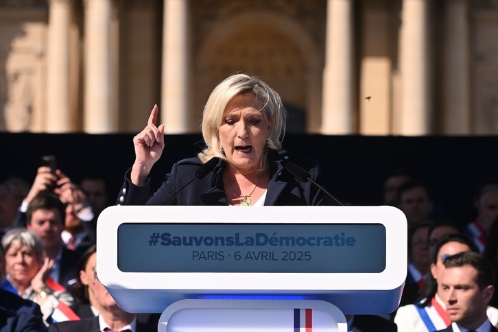 Marine Le Pen, en un mitin tras ser condenada.