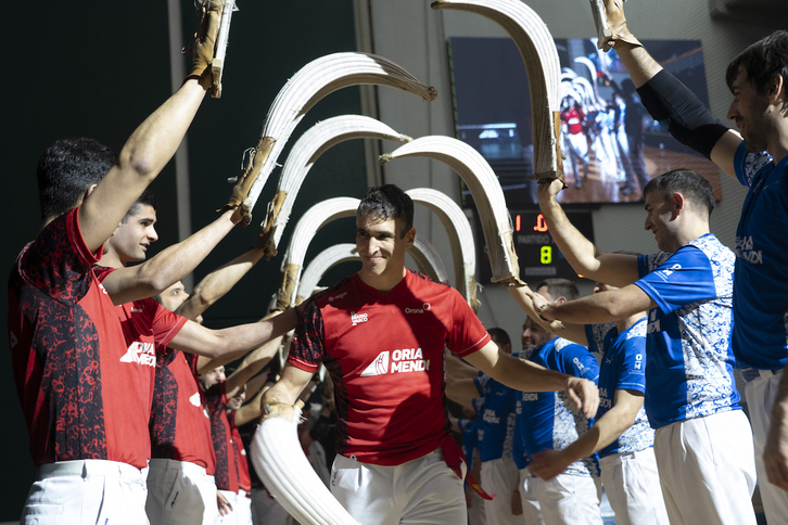 Urriza asoma entre un mar de cestas en su última presentación en el Labrit.