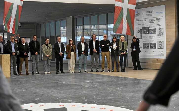 Ezkerrean, sokadantzan parte hartu zuen ordezkaritza zabala; eskuinean, ikuskizuneko irudi bat.