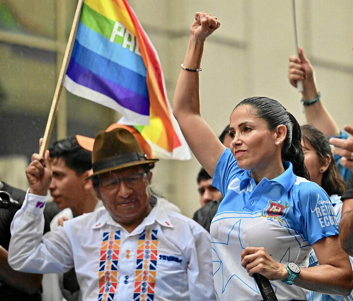 Luisa González levanta el puño durante su acto de fin de campaña en Guayaquil.