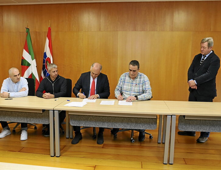 Zupiria observa la firma del acuerdo por parte de representantes sindicales de la Ertzaintza.