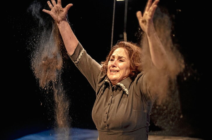 Anael Bazterrica, en el papel de Ainara, en el monólogo que llega ahora a Euskal Herria.