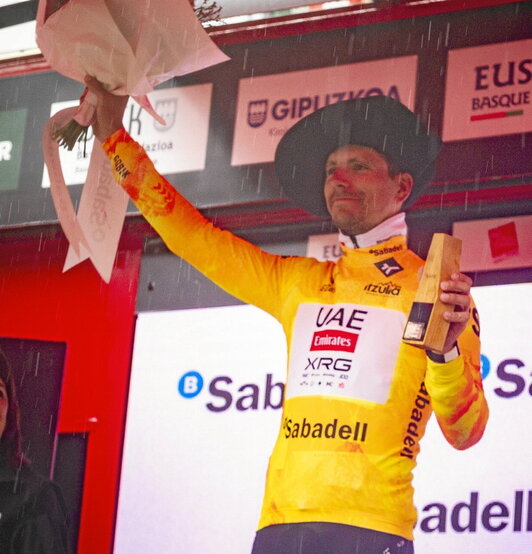 Almeida celebra su victoria final entre la lluvia.