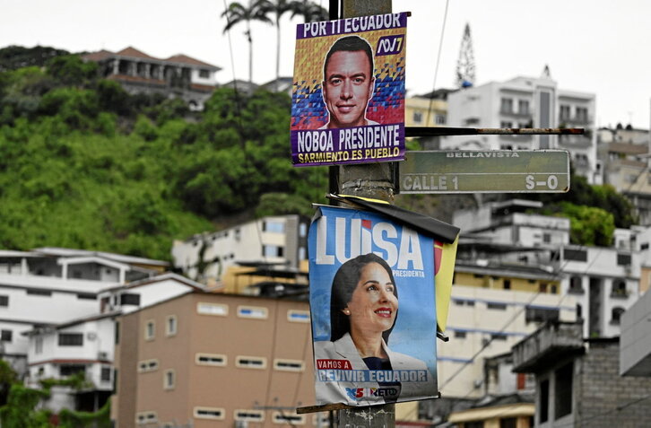 Carteles electorales de los dos contendientes, Daniel Noboa y Luisa González, en una calle de Guayaquil.
