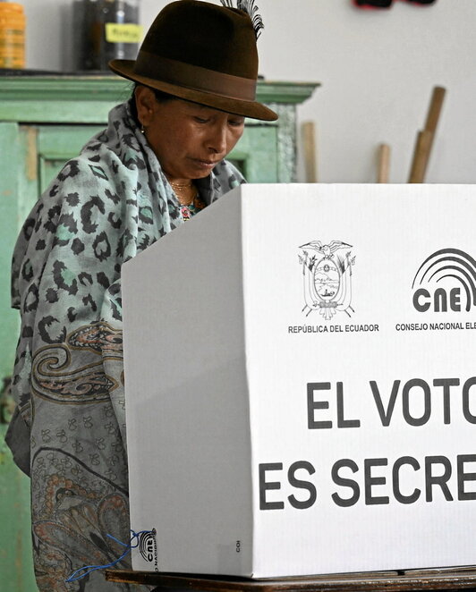 Una mujer vecina de Cangahua, en la provincia de Pichincha, vota en las presidenciales.