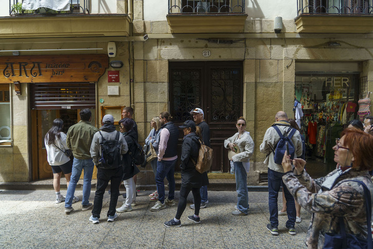 Turistas haciendo cola ante un bar en la Parte Vieja, en una imagen de archivo.