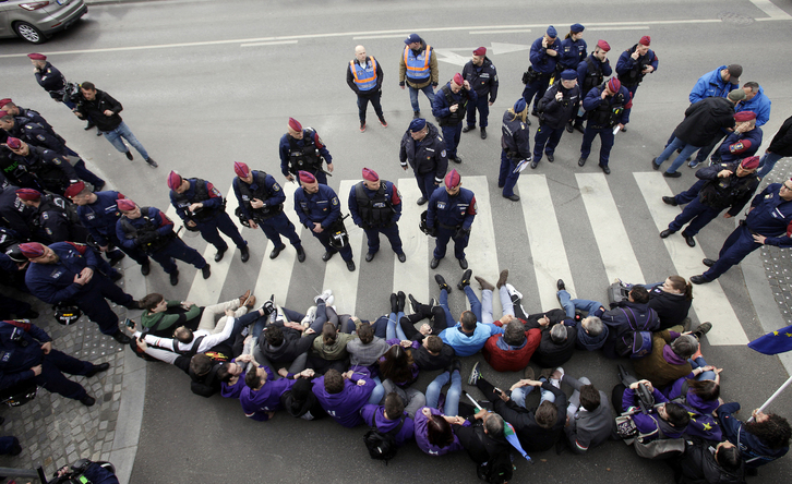 Manifestantes se enfrentan este lunes a la policía húngara al bloquear la entrada del Parlamento en Budapest.