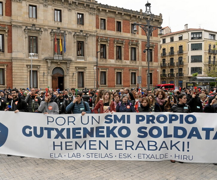La movilización por el salario mínimo propio, ante el Parlamento navarro.