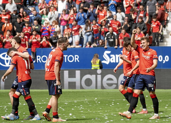 Areso e Ibáñez, entre otros rojillos, celebran el 2-0 del de Mutiloa.