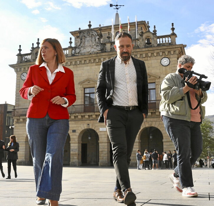 Cristina Laborda, alcaldesa de Irun, junto a Denis Itxaso, consejero de Vivienda y Agenda Urbana.
