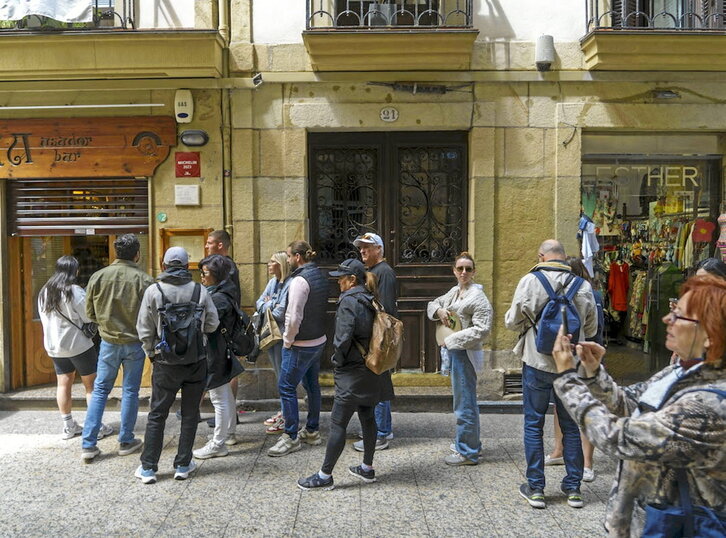 Turistas hacen cola ante un bar en la Parte Vieja, en una imagen de archivo.